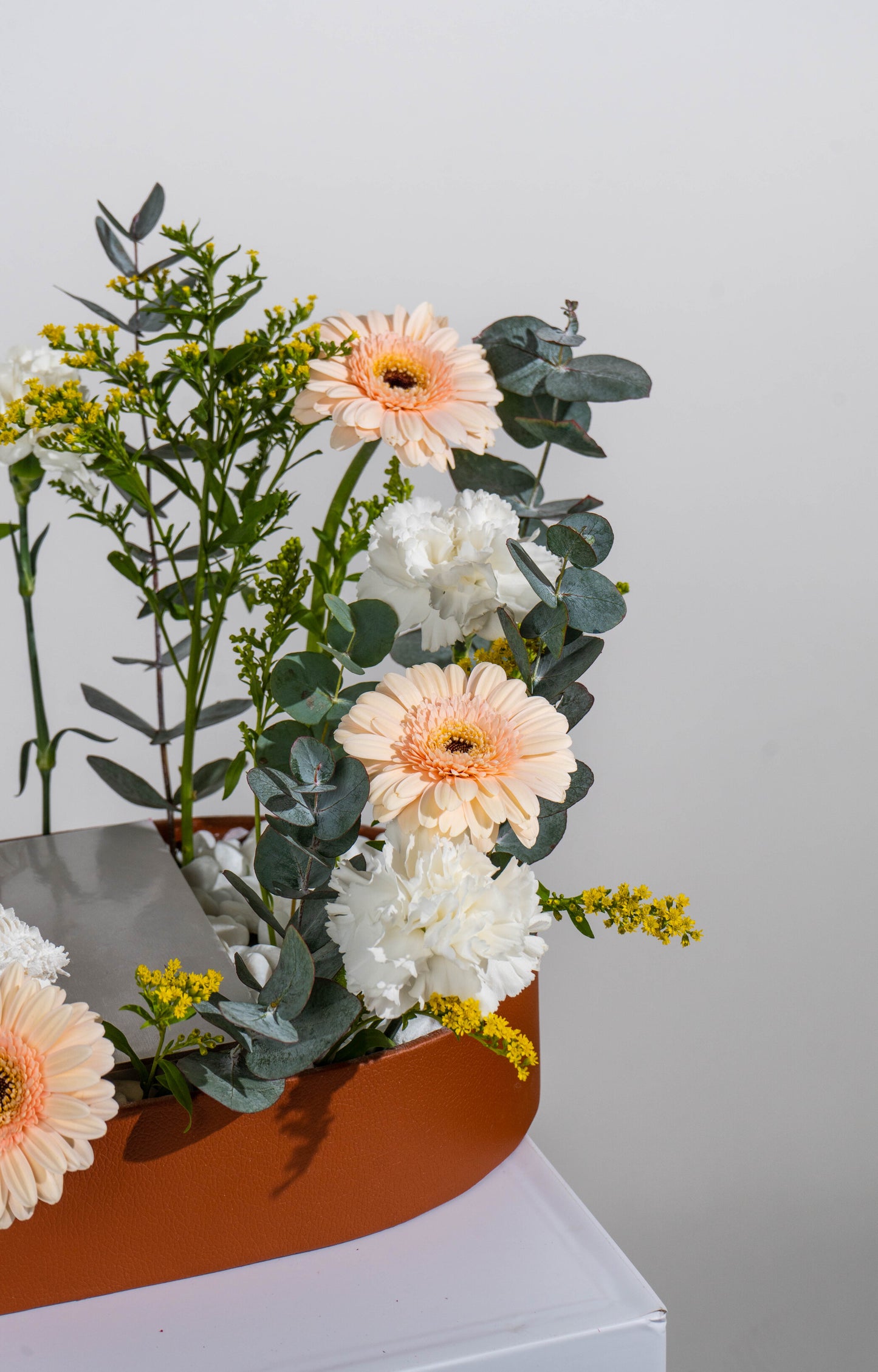 Tray Arrangement With Cake | Flower Shop Dubai.