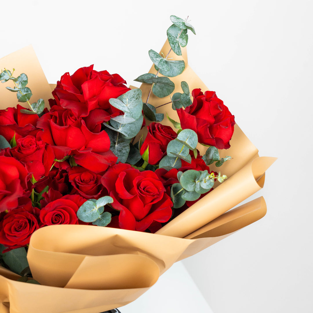 21 RED ROSES IN BROWN WRAP PREMIUM BOUQUET | Flower Shop Dubai.