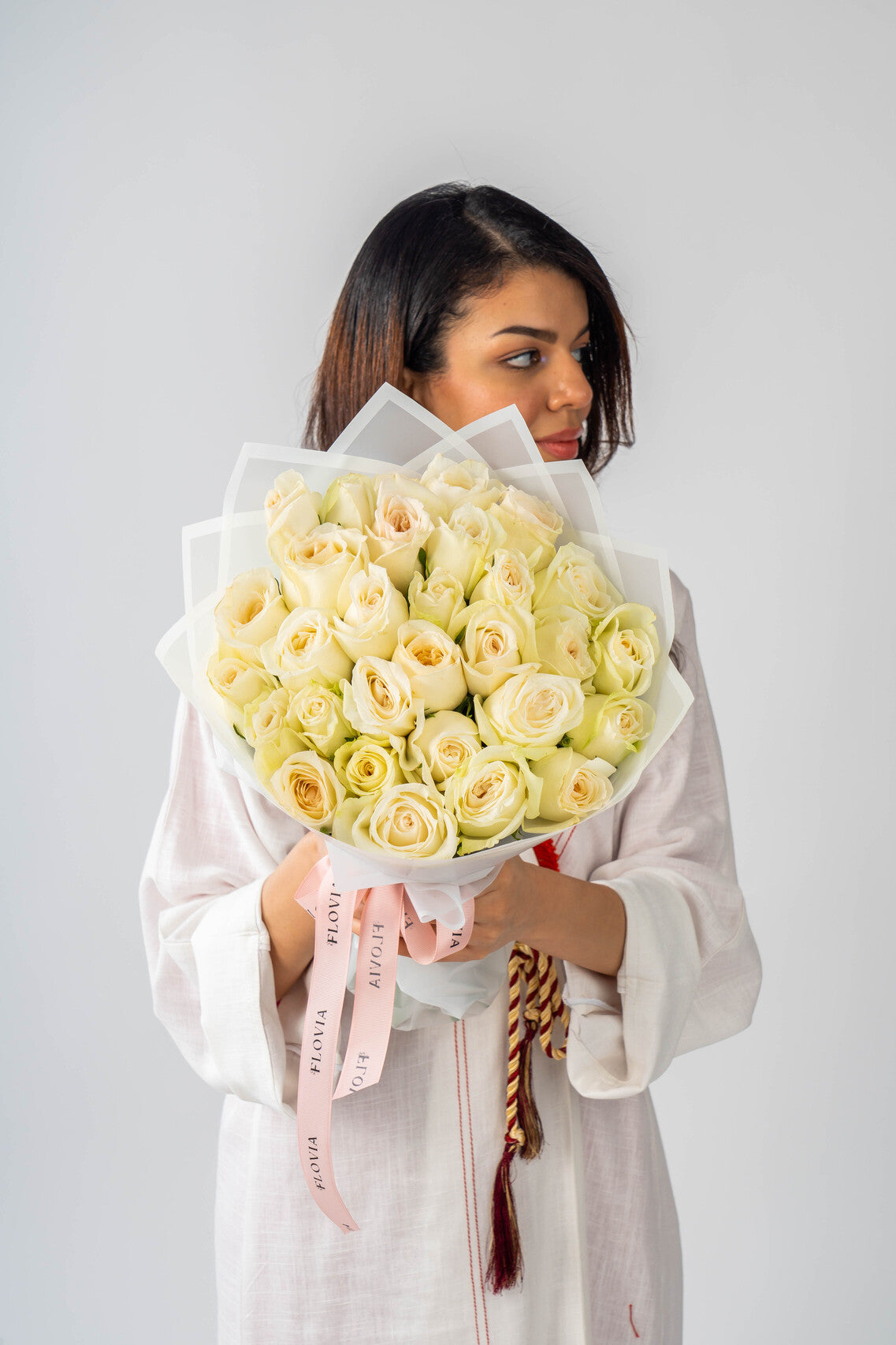 Charming off white Love Roses Bouquet Delivery Online