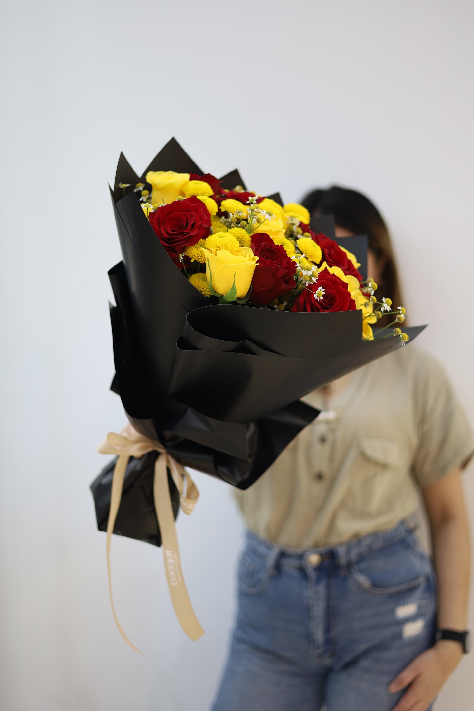 No perfect match than red yellow rose bouquet! agree! 